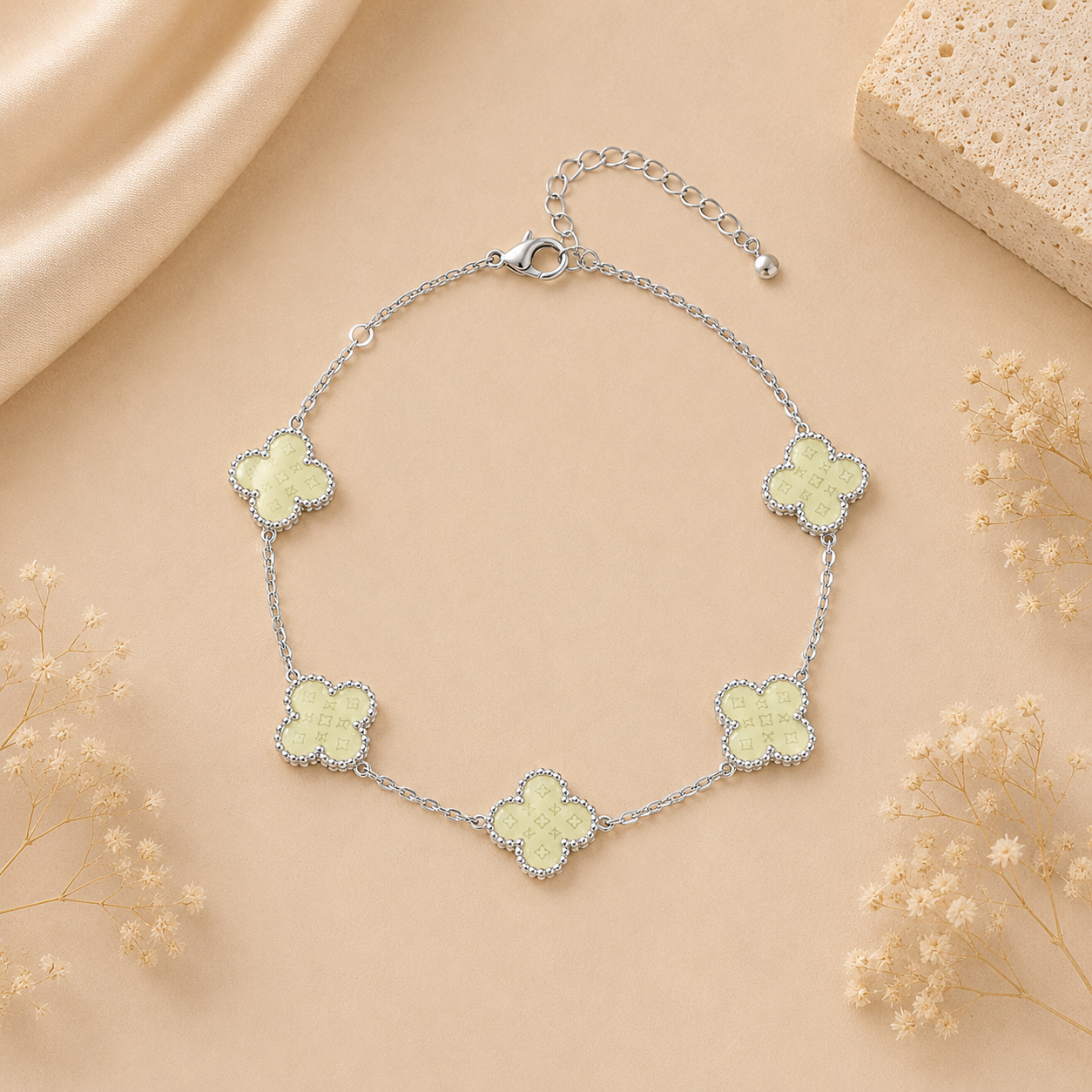 Hochwertiges Edelstahl-Armband in edlen, weißgoldenen Design mit Klee- Elementen. Elegant, modern und besonders. Langlebig, wasserfest, hypoallergen und alltagstauglich.