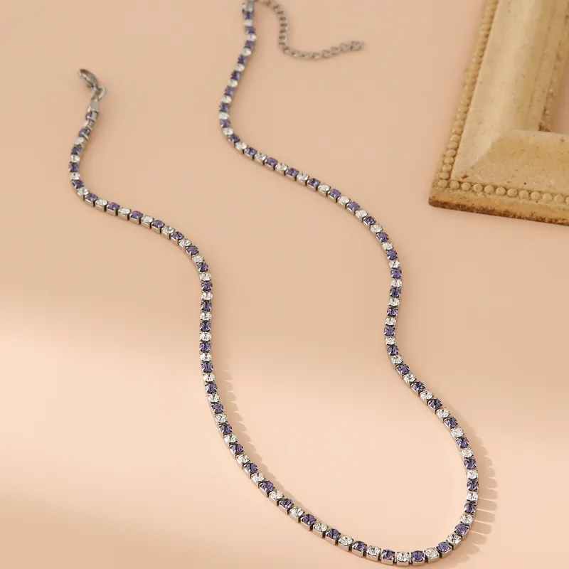 Hochwertiges Edelstahl-Set bestehend aus einer Kette und Armband in Weißgold. Femininer Stil mit zahlreichen, feinen klaren und fliederfarbenen Zirkonia-Steinen. Langlebig, wasserfest, hypoallergen und alltagstauglich.