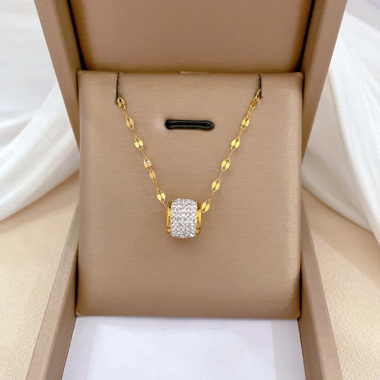 Hochwertige Edelstahl-Kette in Gold mit funkendem. Langlebig, wasserfest, hypoallergen und alltagstauglich.