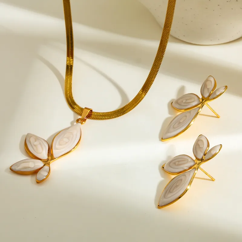 Hochwertiges Edelstahl-Set bestehend aus einer Kette und passenden Ohrsteckern Gold in Form einer farbigen Halbblüte. Langlebig, wasserfest, hypoallergen und alltagstauglich.