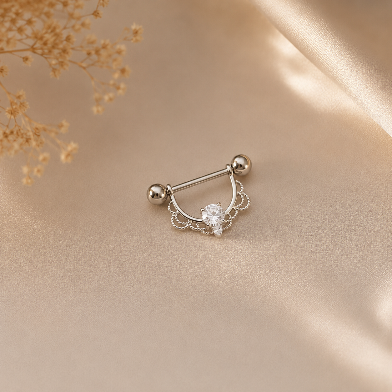 Hochwertiges Edelstahl Brustwarzen-Piercing  mit funkelnden Zirkonia-Kugeln in modernen Design. Langlebig, nickelfrei, glanzbeständig und wasserfest.