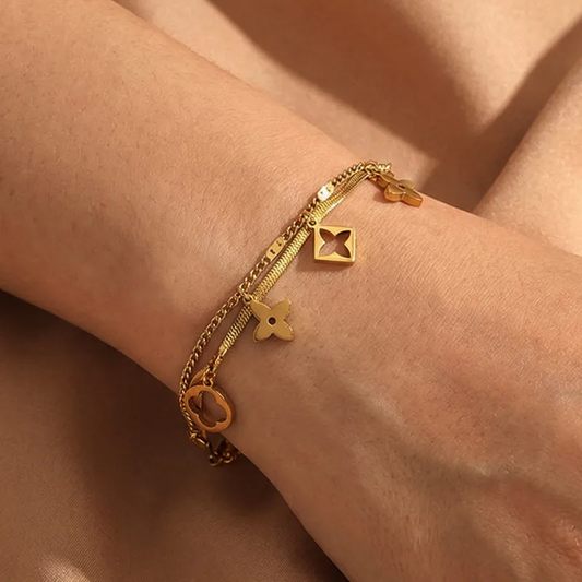 Hochwertiges Edelstahl-Armband, doppelreihig, in edlen goldenen, minimalistischen, rundem Design Rauten. Langlebig, wasserfest, hypoallergen und alltagstauglich.