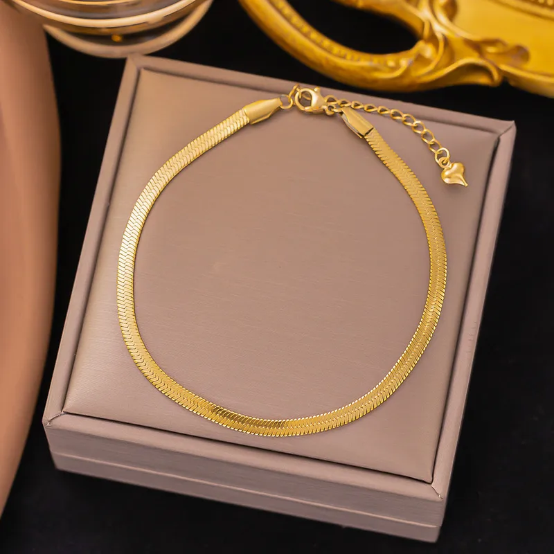 Hochwertiges Edelstahl-Armband in edlen, schlichten, minimalistischen goldenen Design. Elegant, filigran, modern und besonders. Langlebig, wasserfest, hypoallergen und alltagstauglich.