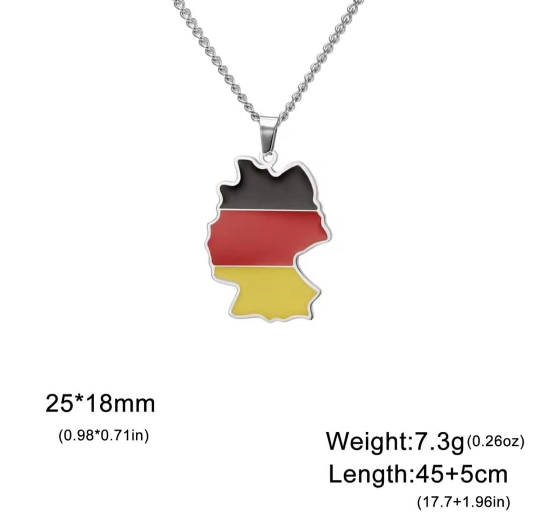 Hochwertige Edelstahl-Kette in Gold oder Weißgold vergoldet mit Deutschland-Umriss-Anhänger in Nationalfarben. Langlebig, wasserfest, hypoallergen und alltagstauglich.