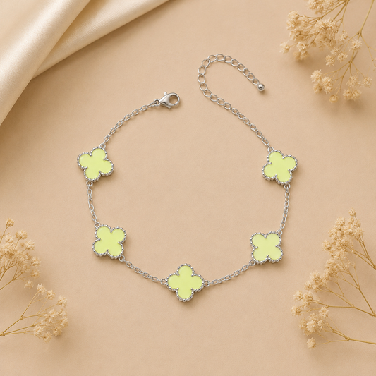 Hochwertiges Edelstahl-Armband in edlen, weißgoldenen Design zartgelben Klee-Elementen. Elegant, modern und besonders. Langlebig, wasserfest, hypoallergen und alltagstauglich.