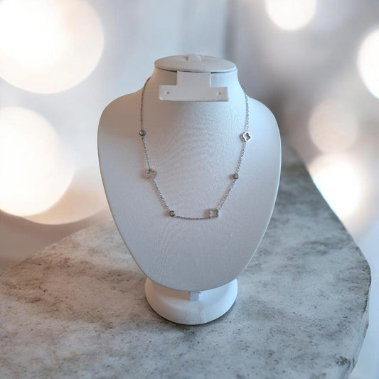 Zarte Kleeblattkette