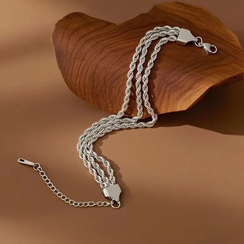 Hochwertiges Edelstahl-Armband in edlen goldenen oder weißgoldenen gedrehten Design mit drei Strängen. Elegant, robust, modern und besonders. Langlebig, wasserfest, hypoallergen und alltagstauglich.