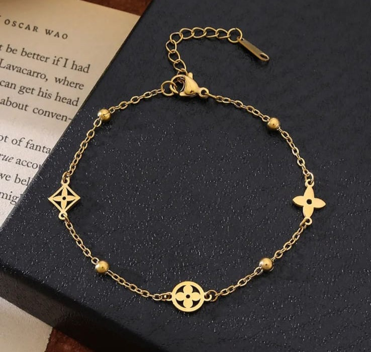 Hochwertiges Edelstahl-Armband in edlen goldenen, minimalistischen, rundem Design und Rauten. Langlebig, wasserfest, hypoallergen und alltagstauglich.