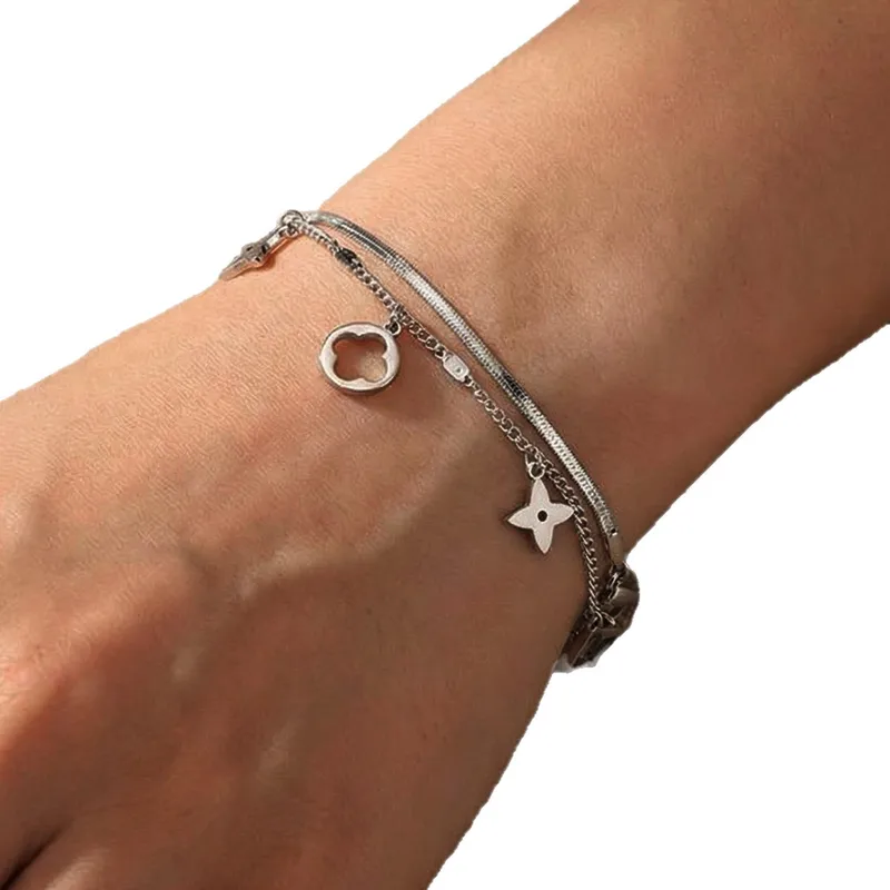 Hochwertiges Edelstahl-Armband, doppelreihig, in edlen goldenen, minimalistischen, rundem Design Rauten. Langlebig, wasserfest, hypoallergen und alltagstauglich.