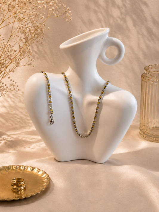 Hochwertiges Edelstahl-Set bestehend aus einer Kette und Armband in Weißgold. Femininer Stil mit zahlreichen, feinen klaren und gelben Zirkonia-Steinen. Langlebig, wasserfest, hypoallergen und alltagstauglich.