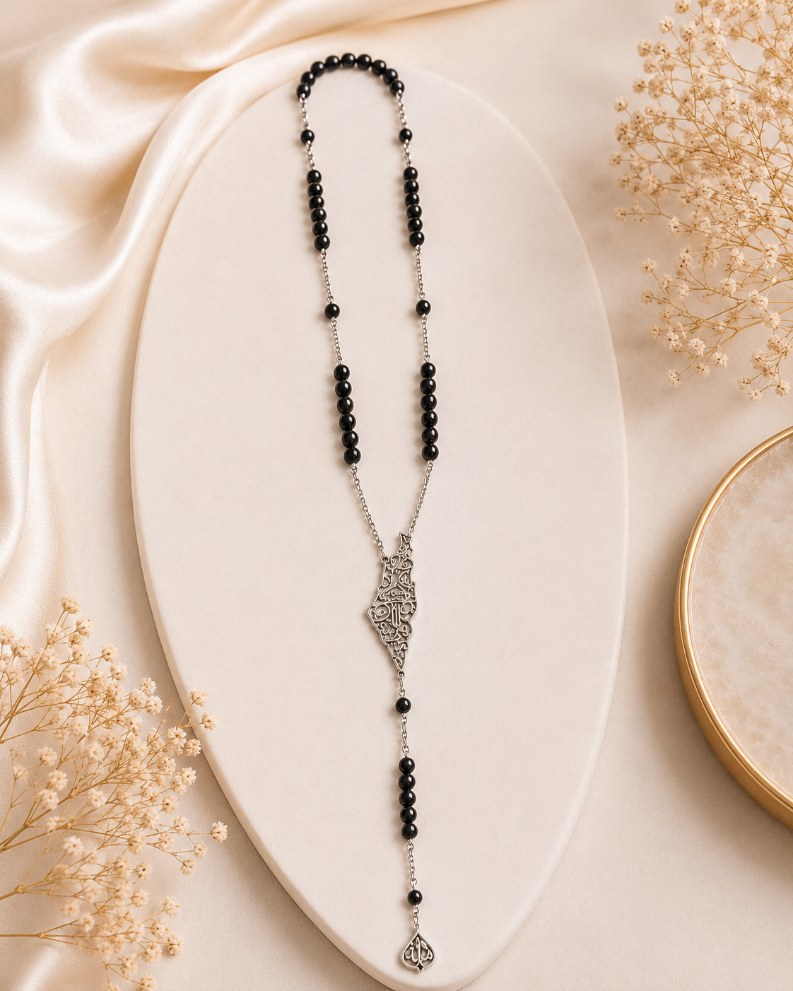Hochwertige Palästina Edelstahl-Kette mit edlen schwarzen glänzenden Perlen. Langlebig und elegant.