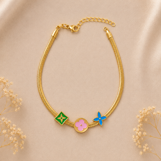 Hochwertiges Edelstahl-Armband in edlen goldenen weißgoldenen Design mit Blumen und Rauten. Modern und besonders. Langlebig, wasserfest, hypoallergen und alltagstauglich.