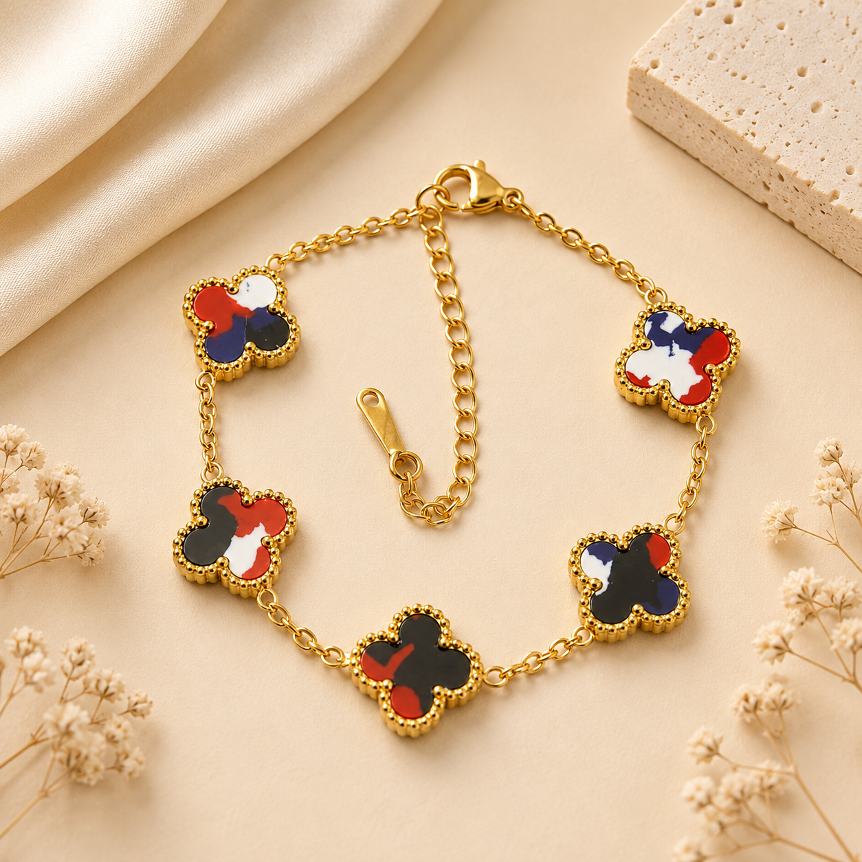 Hochwertiges Edelstahl-Armband in edlen, goldenen Design mit farbigen Klee- Elementen. Elegant, modern und besonders. Langlebig, wasserfest, hypoallergen und alltagstauglich.