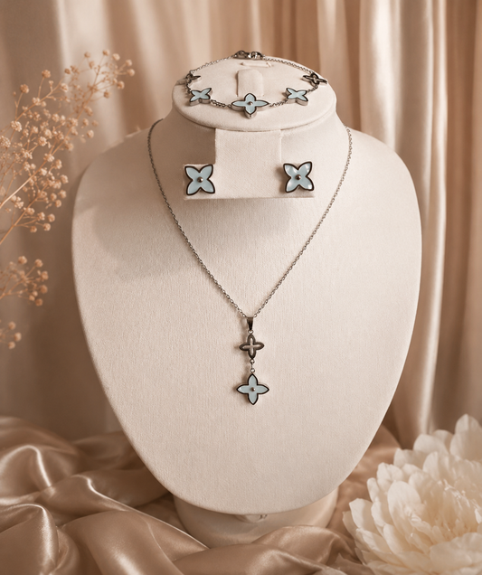 Hochwertiges Edelstahl-Set bestehend aus einer Kette, Armband und passenden Ohrsteckern in Weißgold. Femininer Stil mit strahlend weißen Blüten in Rautenform. Langlebig, wasserfest, hypoallergen und alltagstauglich.