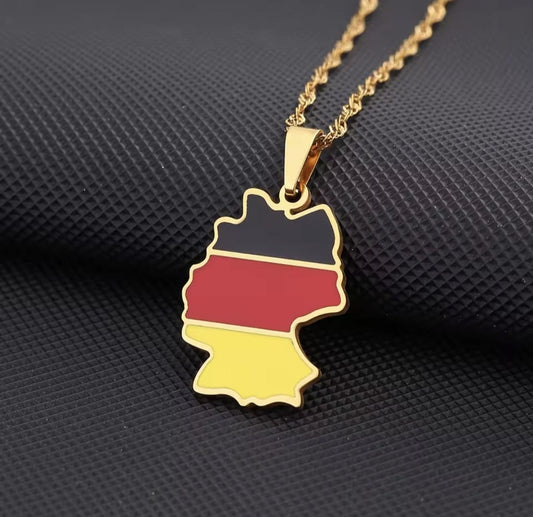 Hochwertige Edelstahl-Kette in Gold oder Weißgold vergoldet mit Deutschland-Umriss-Anhänger in Nationalfarben. Langlebig, wasserfest, hypoallergen und alltagstauglich.