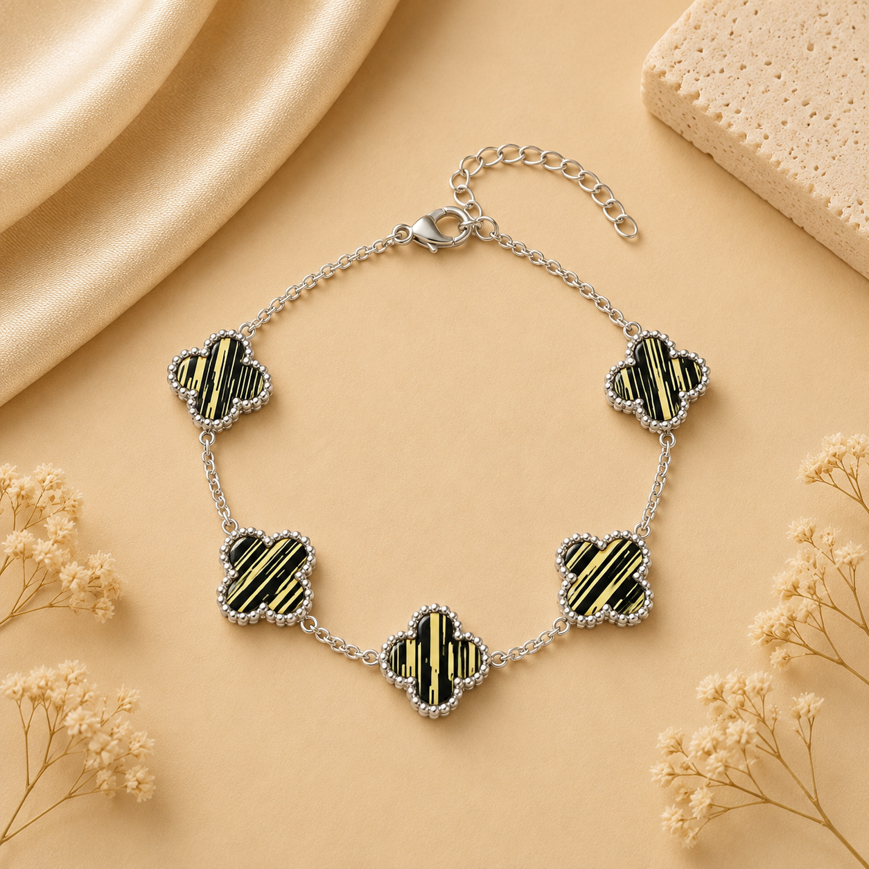 Hochwertiges Edelstahl-Armband in edlen, weißgoldenen Design mit schwarz-gelben Klee- Elementen. Elegant, modern und besonders. Langlebig, wasserfest, hypoallergen und alltagstauglich.