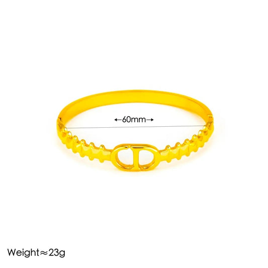 Hochwertiger Edelstahl Armreif in edlen goldenen, minimalistischen, zackigen Design. Highlight am Handgelenk. Langlebig, wasserfest, hypoallergen und alltagstauglich.
