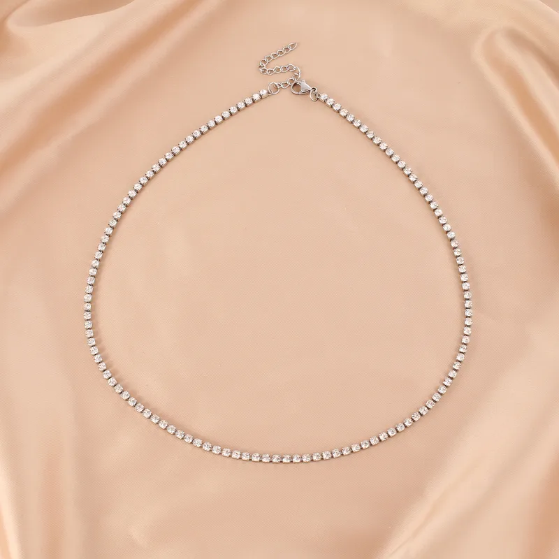 Hochwertiges Edelstahl-Set bestehend aus einer Kette und Armband in Weißgold. Femininer Stil mit zahlreichen, feinen klaren Zirkonia-Steinen. Langlebig, wasserfest, hypoallergen und alltagstauglich.