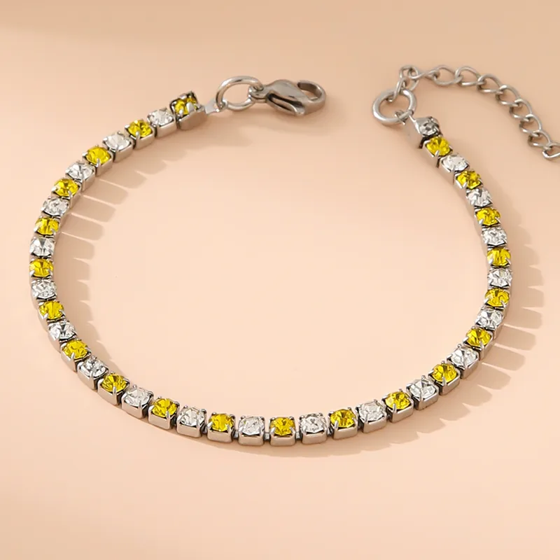 Hochwertiges Edelstahl-Set bestehend aus einer Kette und Armband in Weißgold. Femininer Stil mit zahlreichen, feinen klaren und gelben Zirkonia-Steinen. Langlebig, wasserfest, hypoallergen und alltagstauglich.