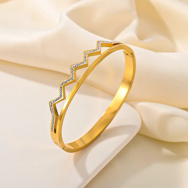 Hochwertiger Edelstahl Armreif in edlen, modernen, zackigen Design mit feinen Zirkonia. In Gold oder Weißgold. Ein echtes Highlight am Handgelenk. Langlebig, wasserfest, hypoallergen und alltagstauglich.