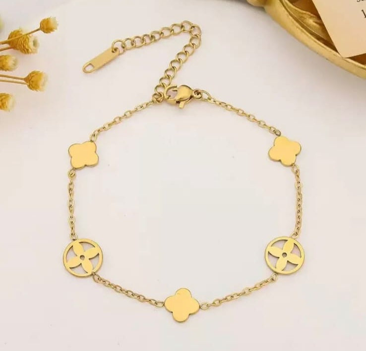 Hochwertiges Edelstahl-Armband in edlen goldenen, minimalistischen, rundem Design und Rauten. Langlebig, wasserfest, hypoallergen und alltagstauglich.