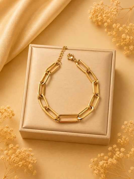 Hochwertiges Edelstahl-Gliederarmband in Gold. Markante, große Gliederdetails, zeitlos schön. Langlebig, wasserfest, hypoallergen und alltagstauglich.