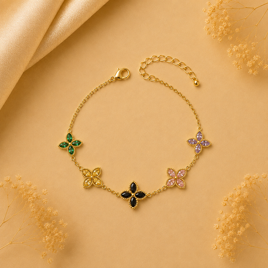 Hochwertiges Edelstahl-Armband in Gold in Blütenform mit zahlreichen funkelnden Zirkonia in unterschiedlichen Größen. Langlebig, wasserfest, hypoallergen und alltagstauglich.