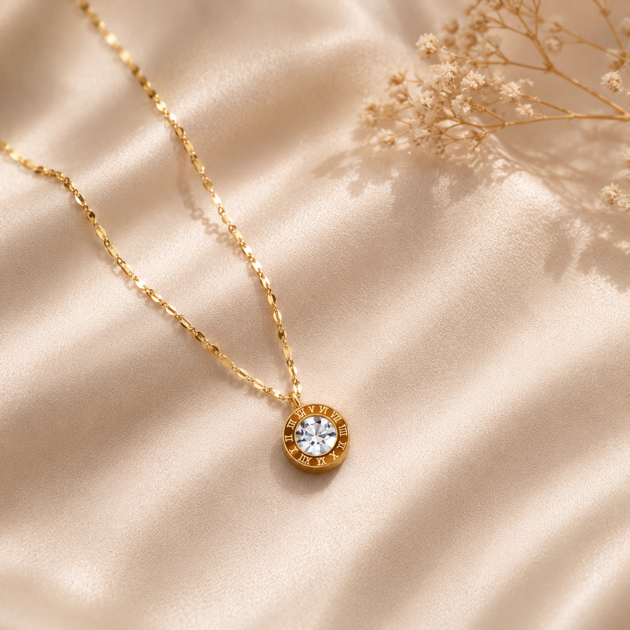 Hochwertige Edelstahl-Kette in edlen goldenen, rundem Design mit funkelnden Zirkonia und römischen Ziffern. Langlebig, wasserfest, hypoallergen und alltagstauglich