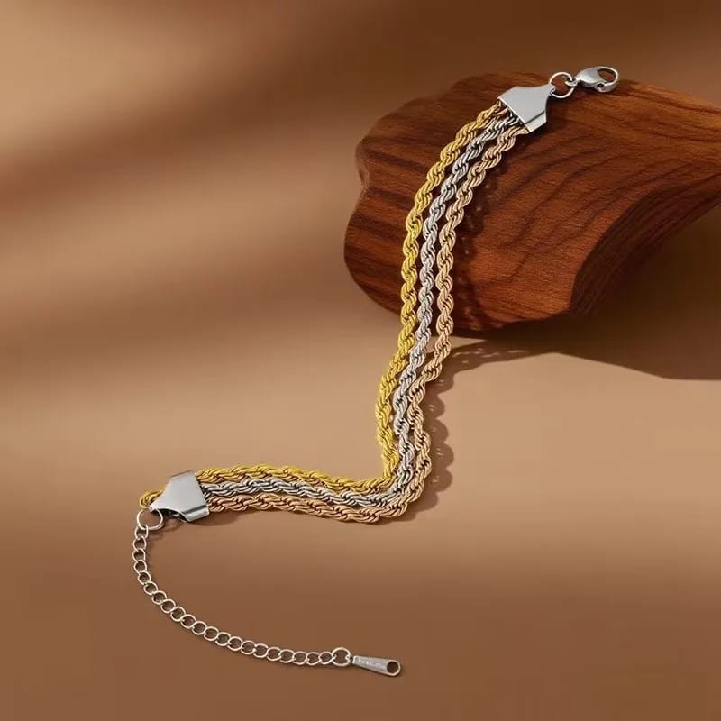 Hochwertiges Edelstahl-Armband in edlen goldenen oder weißgoldenen gedrehten Design mit drei Strängen. Elegant, robust, modern und besonders. Langlebig, wasserfest, hypoallergen und alltagstauglich.