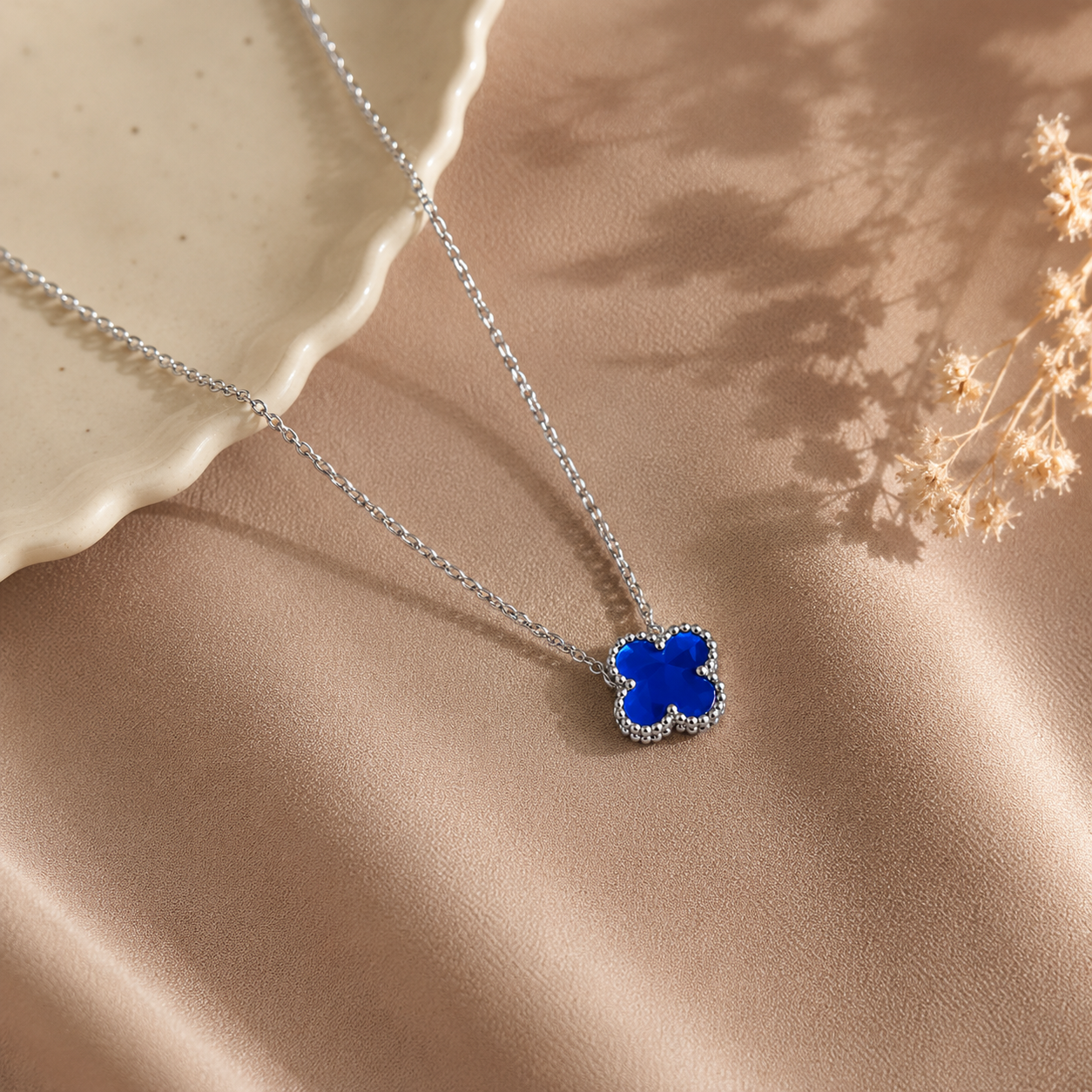 Hochwertige Edelstahl-Kette mit weißgoldenen Kleeblatt-Design in schlichten, aber ausdrucksstarken blau in Marmor-Optik. Langlebig, wasserfest, hypoallergen und alltagstauglich.