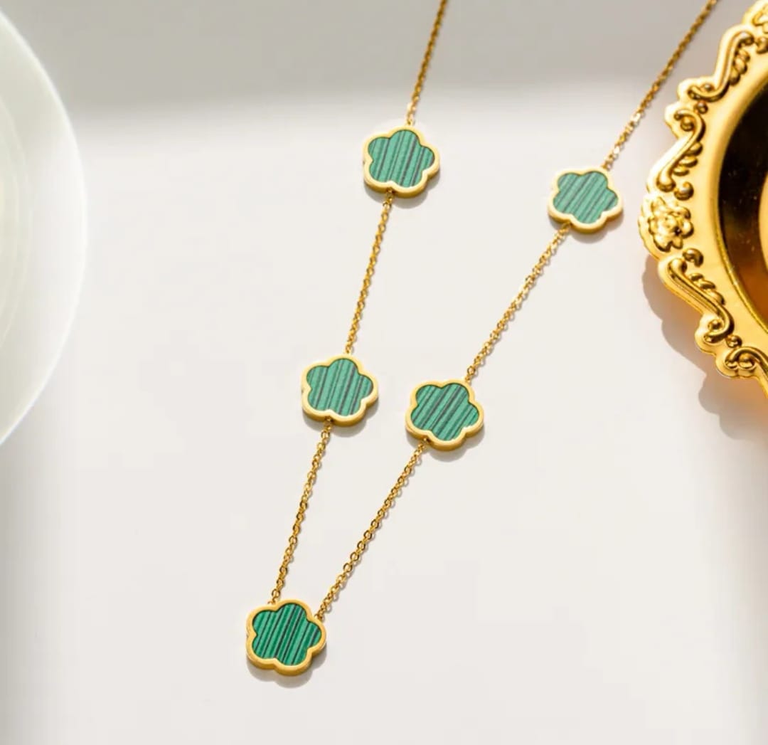 Hochwertige Edelstahl-Kette in goldenen, modernen Kleeblatt-Design in edlem grün. Langlebig, wasserfest, hypoallergen und alltagstauglich.