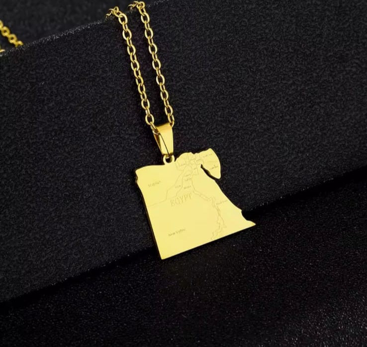Hochwertige Edelstahl-Kette in Gold oder Weißgold mit Ägypten-Umriss-Anhänger und Städtenamen. Langlebig, wasserfest, hypoallergen und alltagstauglich.