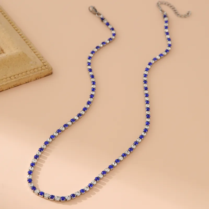 Hochwertiges Edelstahl-Set bestehend aus einer Kette und Armband in Weißgold. Femininer Stil mit zahlreichen, feinen klaren und royalblauen Zirkonia-Steinen. Langlebig, wasserfest, hypoallergen und alltagstauglich.