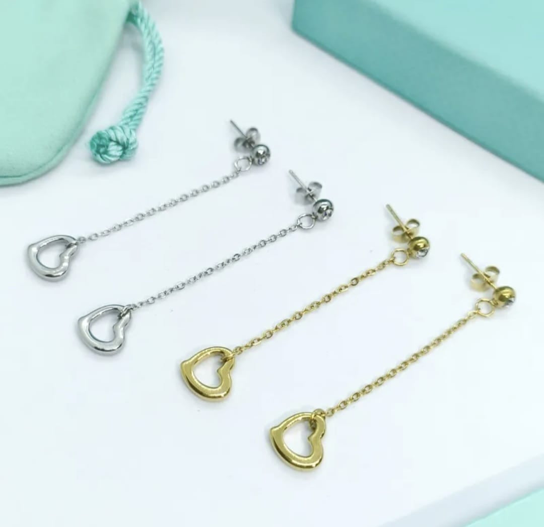Hochwertige elegante Edelstahl Ohrhänger in Gold oder Weißgold mit feinen Herz-Anhänger. Stilvoll, edel, alltagstauglich und wasserfest. Everyday-Style.