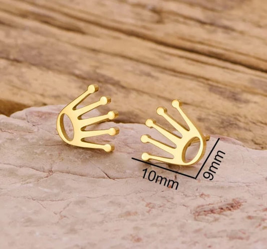 Hochwertige Edelstahl Ohrstecker in Gold in Kronen-Optik. Minimalistisch, filigran, langlebig und wasserfest.