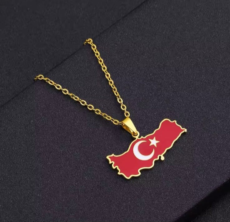 Hochwertige Edelstahl-Kette in Gold oder Weißgold vergoldet mit Türkei-Umriss-Anhänger in der Nationalfahne. Langlebig, wasserfest, hypoallergen und alltagstauglich.