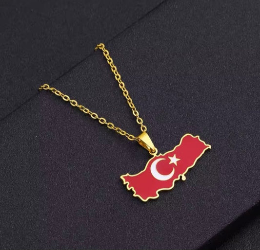 Hochwertige Edelstahl-Kette in Gold oder Weißgold vergoldet mit Türkei-Umriss-Anhänger in der Nationalfahne. Langlebig, wasserfest, hypoallergen und alltagstauglich.