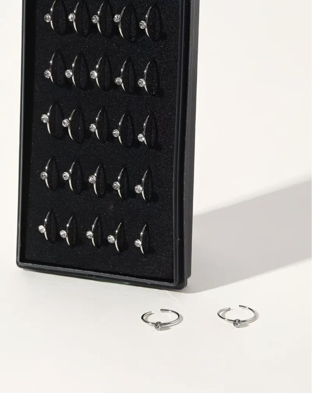 Hochwertiges Edelstahl Nasenring-Piercing mit funkelnden klaren Zirkonia-Steinchen in modernen Design. Langlebig, nickelfrei, glanzbeständig und wasserfest.