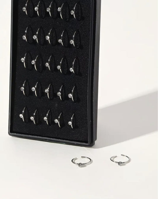 Hochwertiges Edelstahl Nasenring-Piercing mit funkelnden klaren Zirkonia-Steinchen in modernen Design. Langlebig, nickelfrei, glanzbeständig und wasserfest.
