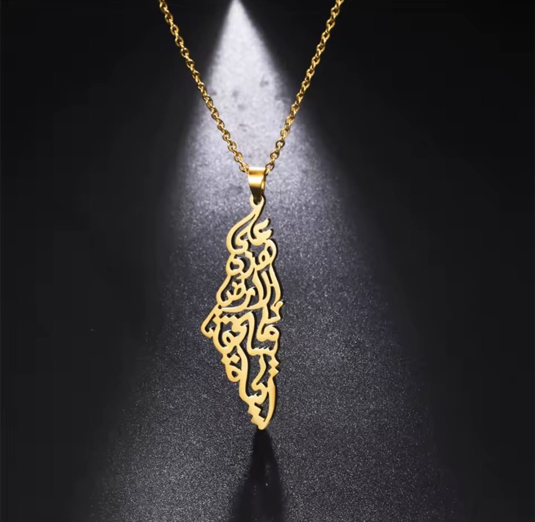 Hochwertige Edelstahl-Kette in Gold mit Palästina-Umriss-Anhänger und arabischer Kalligraphie. Langlebig, wasserfest, hypoallergen und alltagstauglich.