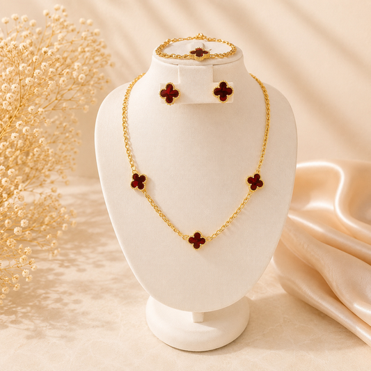 Hochwertiges vierteiliges Edelstahl-Set bestehend aus einer Kette passenden Ohrsteckern, Ring und Armband in edlen, goldenen, roten Kleeblättern. Langlebig, wasserfest, hypoallergen und alltagstauglich.