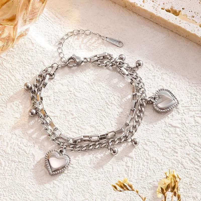 Hochwertiges Edelstahl-Armband, doppelreihig in edlen weißgoldenen Design mit kleinen Kugeln und Herzen. Elegant, robust, modern und besonders. Langlebig, wasserfest, hypoallergen und alltagstauglich.