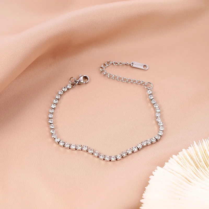 Hochwertiges Edelstahl-Set bestehend aus einer Kette und Armband in Weißgold. Femininer Stil mit zahlreichen, feinen klaren Zirkonia-Steinen. Langlebig, wasserfest, hypoallergen und alltagstauglich.