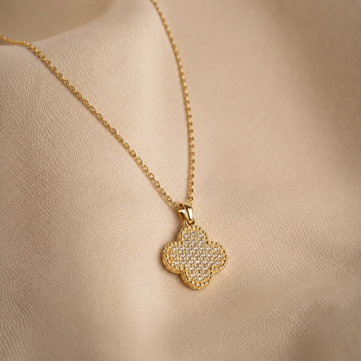 Hochwertige Edelstahl-Kette in edlen goldenen, Klee-Design mit funkelnden Zirkonia. Langlebig, wasserfest, hypoallergen und alltagstauglich.