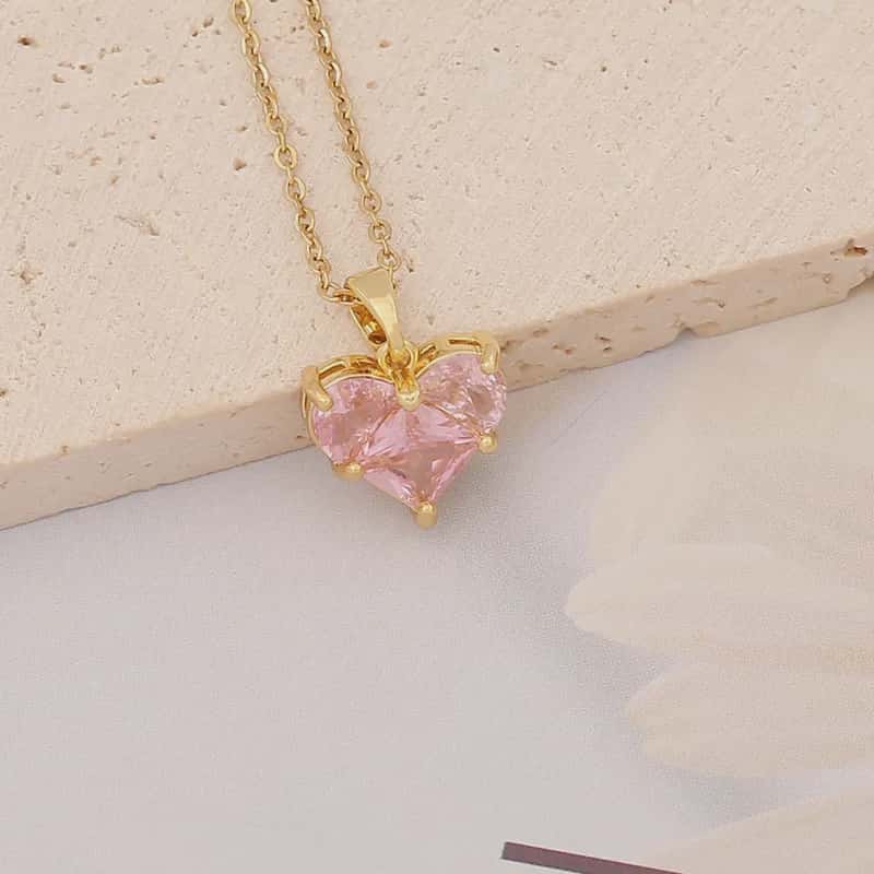 Hochwertige Edelstahl-Kette mit edlen goldenen Herz-Anhänger und funkelnden, rosa Zirkonia. Langlebig, wasserfest, hypoallergen und alltagstauglich