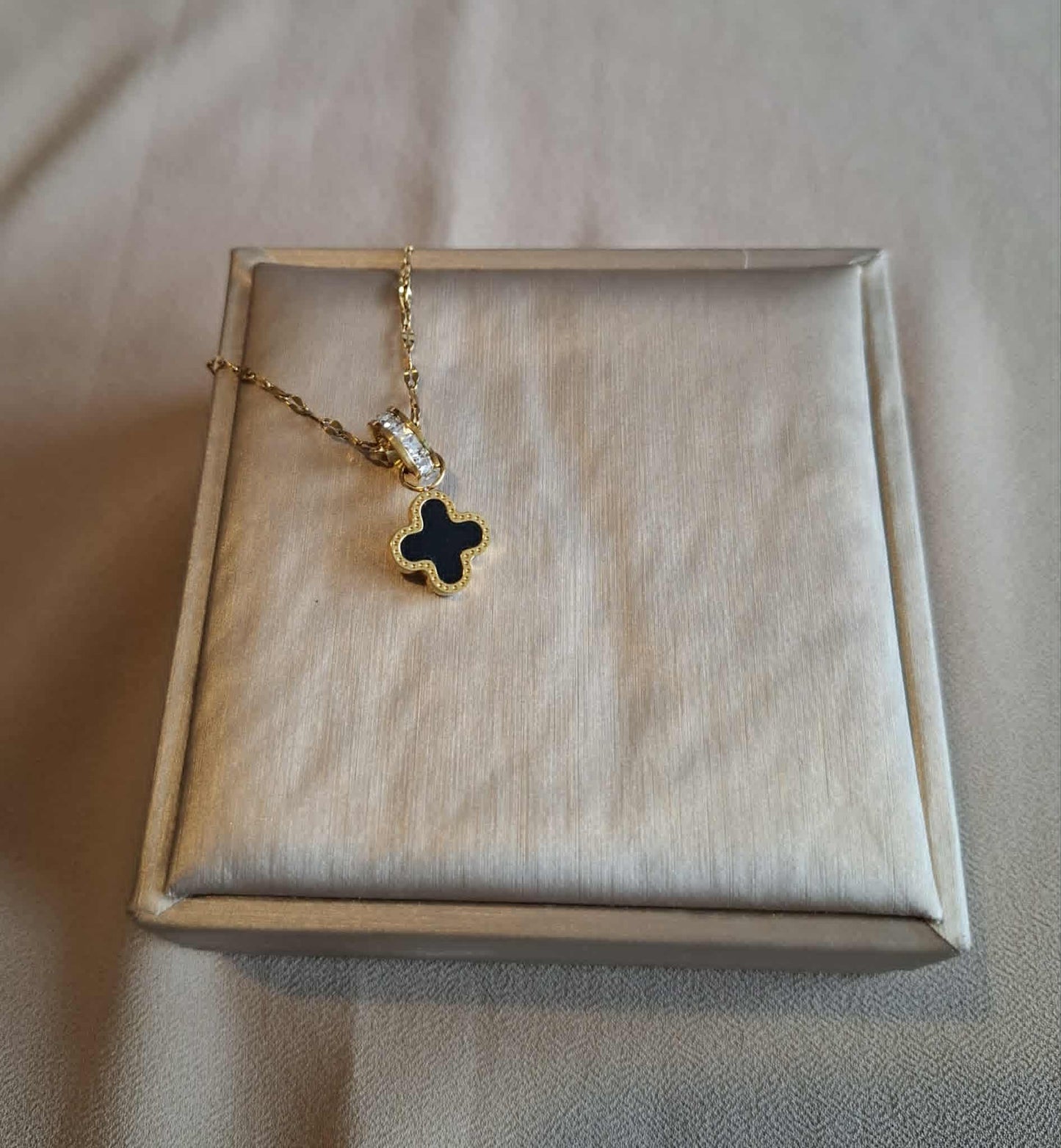 Elegante Kette mit Schwarzem Kleeblatt-Anhänger & Zirkonia-Ring