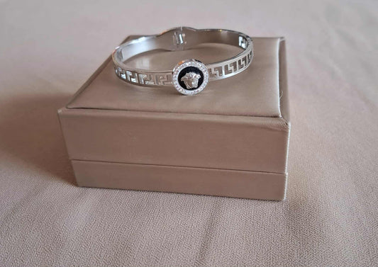 Armreif mit geometrischem Muster & Medusa-Kopf