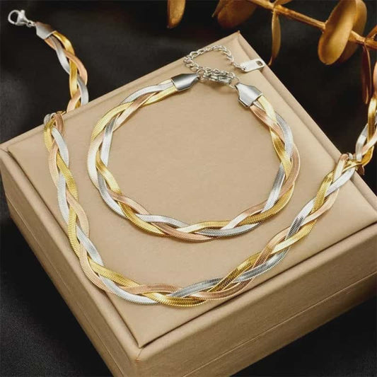 Hochwertiges Edelstahl-Set bestehend aus einer geflochtenen edlen goldenen Kette und passenden Armband in allen drei Gold-Tönen.&nbsp;Minimalisch und feminin. Langlebig, wasserfest, hypoallergen und alltagstauglich.