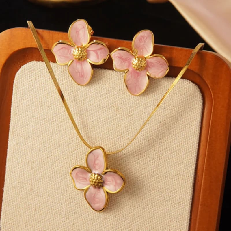 Hochwertiges Edelstahl-Set bestehend aus einer filigranen, goldenen Kette mit edlen Blütenanhänger und passenden Ohrsteckern. Elegant und feminin. Langlebig, wasserfest, hypoallergen und alltagstauglich.