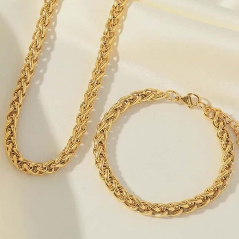 Hochwertiges Edelstahl-Set bestehend aus einer filigranen, edlen goldenen Kette und passenden Armband. Minimalisch und feminin. Langlebig, wasserfest, hypoallergen und alltagstauglich.